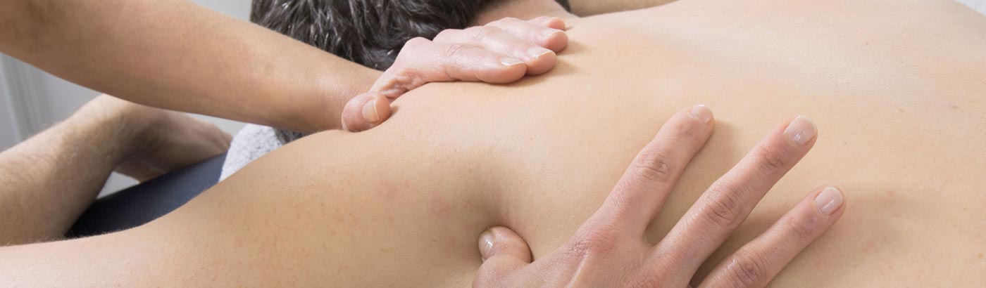 Eine Physiotherapeutin bei einer klassischen Massage